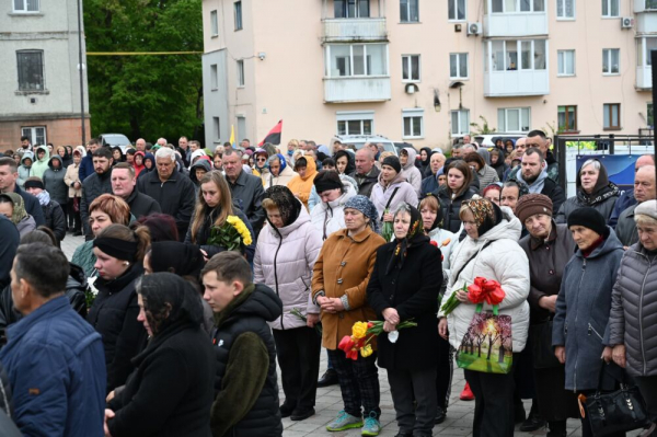 Молитва за Героя об’єднала сотні людей: на Лановеччині прощаються із Василем Друзюком
