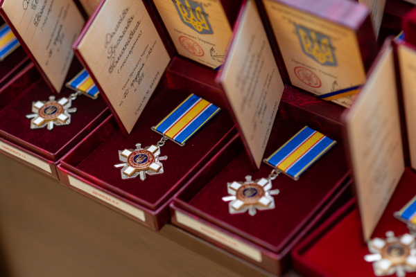 
Воїна з Тернопільщини посмертно нагородили "За мужність": відзнаку вручили сім'ї