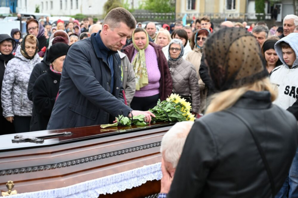Молитва за Героя об’єднала сотні людей: на Лановеччині прощаються із Василем Друзюком