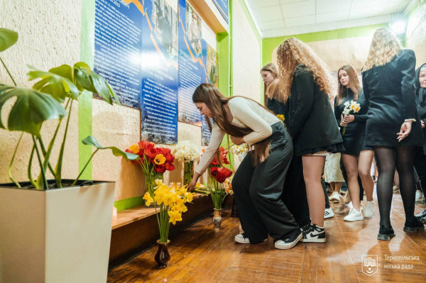 У школі №18 вшанували пам'ять випускників, які загинули у російсько-українській війні У школі №18 вшанували пам'ять випускників, які загинули у російсько-українській війні