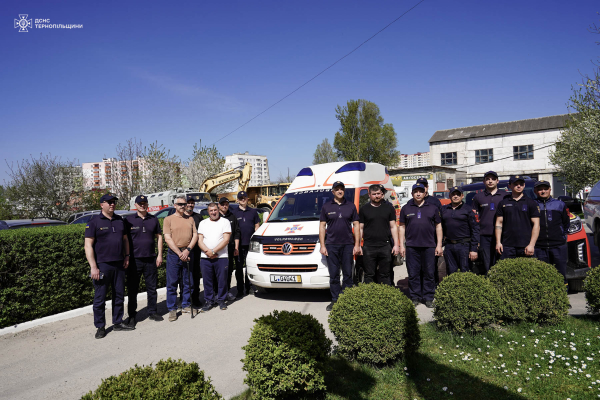 
Тернопільським рятувальникам передали «швидку» для роботи на деокупованих територіях (фото)