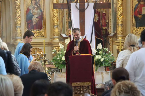 На Страсну П'ятницю у храмах Тернополя провели обряди винесення Плащаниці: як усе відбувалося На Страсну П'ятницю у храмах Тернополя провели обряди винесення Плащаниці: як усе відбувалося