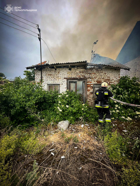 Рятувальники боролись з вогнем, який охопив житлову будівлю в Заліщиках