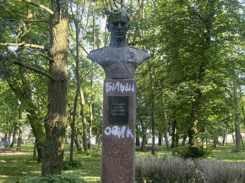 
У Тернополі розмалювали пам'ятник радянському офіцеру Чалдаєву (фото)