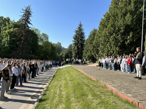 Студенти педуніверситету долучились до Національної руханки у вишиванках «Дякуємо ЗСУ»