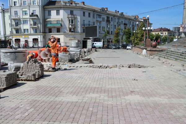 Біля Драмтеатру після ремонту комунікацій відновлюють покриття