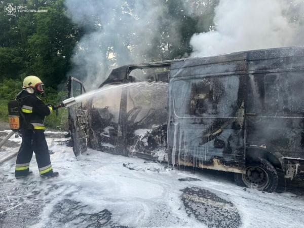 На Тернопільщині у пожежі вщент згорів Mercedes-Benz Sprinter