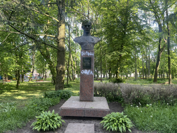 
У Тернополі розмалювали пам'ятник радянському офіцеру Чалдаєву (фото)