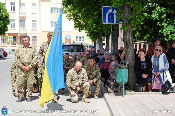 Чортків навколішки зустрів загиблого героя Івана Ружила