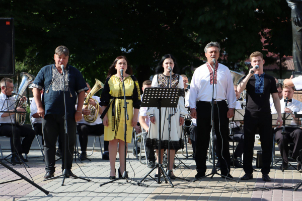 До Дня Героїв біля пам'ятника Івану Франку виступає духовий оркестр