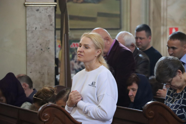 На Страсну П'ятницю у храмах Тернополя провели обряди винесення Плащаниці: як усе відбувалося На Страсну П'ятницю у храмах Тернополя провели обряди винесення Плащаниці: як усе відбувалося