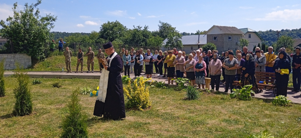 
У селі на Чортківщині відкрили меморіальні дошки трьом полеглим захисникам (фото)