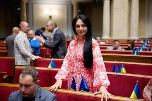 
Нардепка з Тернополя Людмила Марченко, яка викидала хабар через паркан, вкотре збрехала