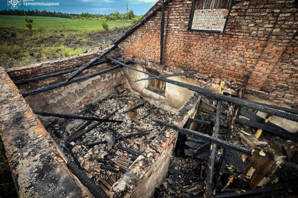 Рятувальники боролись з вогнем, який охопив житлову будівлю в Заліщиках