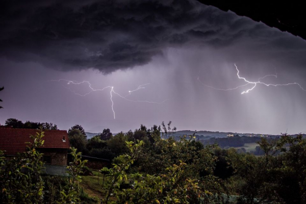 Очікуємо грози: на Тернопільщині — штормове попередження