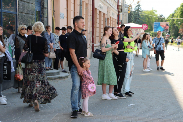 До Дня Героїв біля пам'ятника Івану Франку виступає духовий оркестр