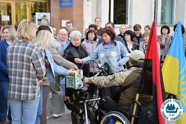 
Волонтер на інвалідному візку проїде 300 км Тернопільщиною, збираючи гроші для ЗСУ (фото)