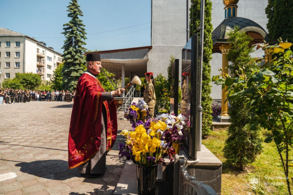 У центрі профтехосвіти відкрили меморіальну дошку та стелу пам’яті загиблим Героям-випускникам