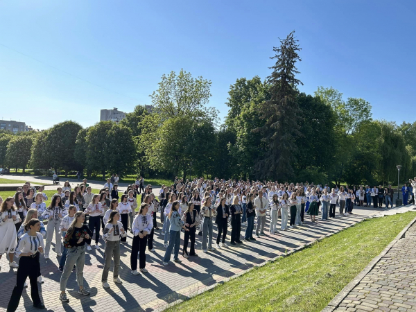 Студенти педуніверситету долучились до Національної руханки у вишиванках «Дякуємо ЗСУ»