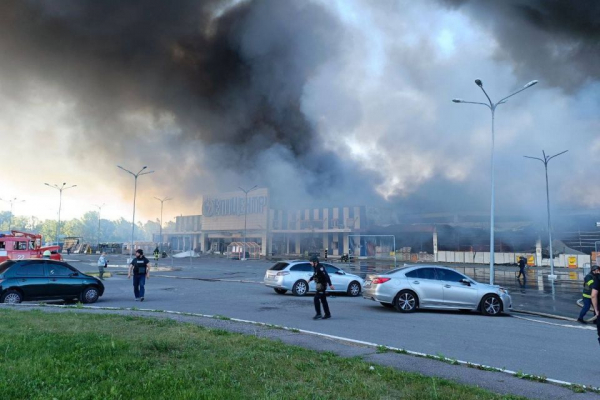 Окупанти завдали удару по гіпермаркету в Харкові, де могли перебувати близько 200 людей