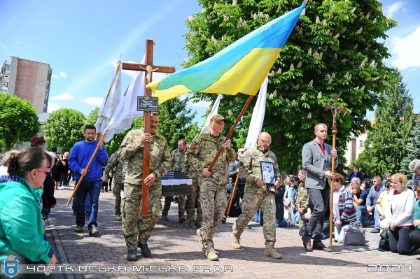 Чортків навколішки зустрів загиблого героя Івана Ружила