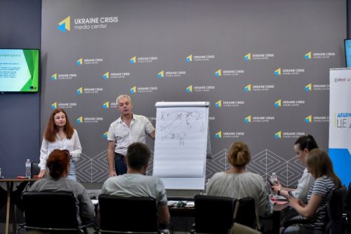 
Представників ЗМІ зі всієї України в столиці навчали правильно писати грантові заявки (фото)