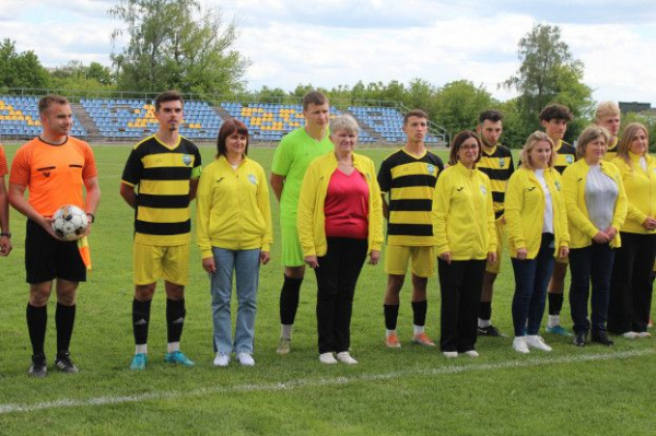 У Збаражі з Днем матері оригінально привітали мам футболістів