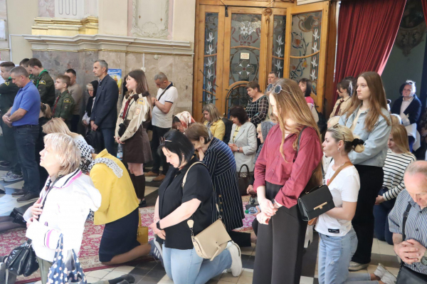 На Страсну П'ятницю у храмах Тернополя провели обряди винесення Плащаниці: як усе відбувалося На Страсну П'ятницю у храмах Тернополя провели обряди винесення Плащаниці: як усе відбувалося