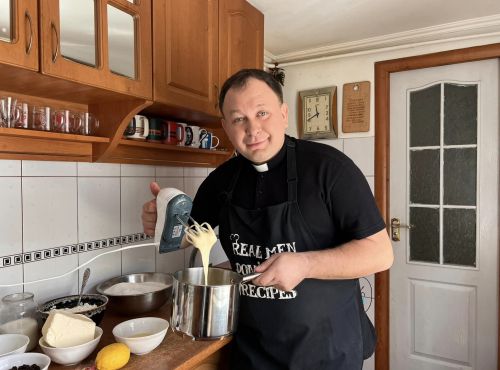 
Відомий священник-блогер з Тернопільщини поділився рецептом Великодньої паски (відео)