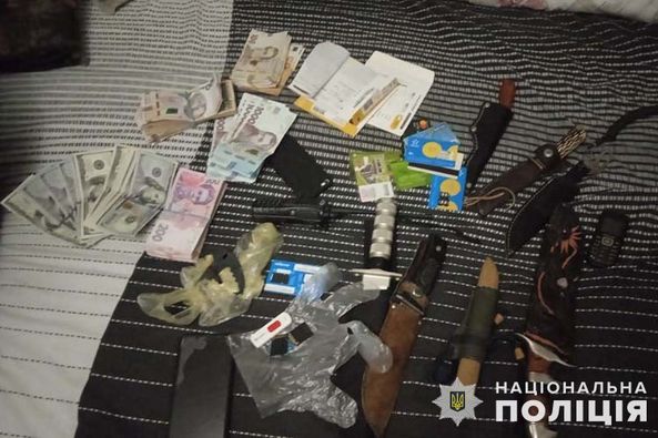 
Забрали авто, погрожували родині і вимагали 4 тис дол: у поліції розповіли деталі рекету у Ланівцях (фото, відео)