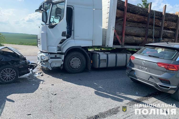 На Тернопільщині Skoda зіткнулась з вантажівкою. Постраждала 13-річна дитина