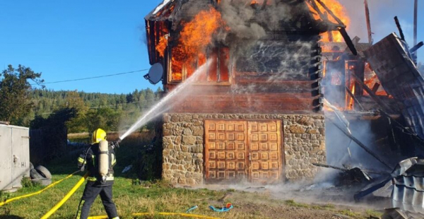Горіли будинок та господарська споруда: за добу на Тернопільщині сталися 2 масштабні пожежі
