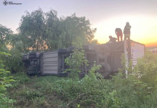 
Біля Зборова на дорозі "Тернопіль - Львів" перекинулася вантажівка (фото)