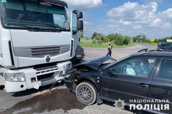 На Тернопільщині Skoda зіткнулась з вантажівкою. Постраждала 13-річна дитина