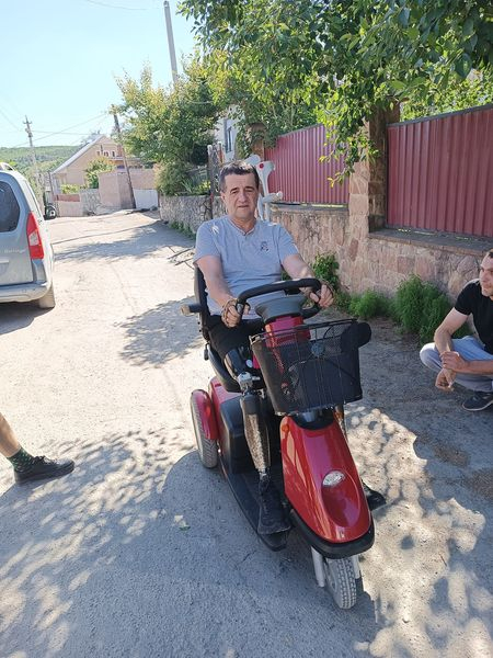 
Військовому з Тернопільщини, який втратив на війні обидві ноги, благодійники подарували спеціалізований скутер (фото)