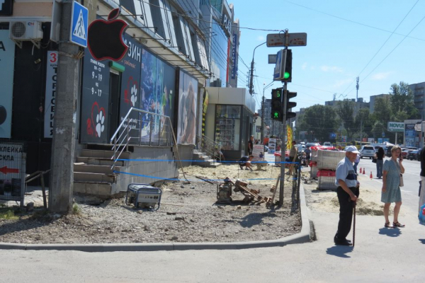 На Торговиці перекрили частину тротуару: кладуть нову бруківку. Скільки грошей витратили?