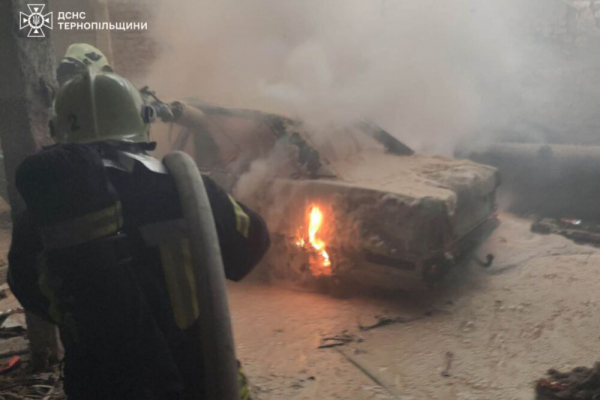 У селі під Тернополем вщент згоріло авто