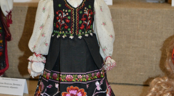 У Палаці на Тернопільщині відкрили виставку унікальних ляльок з кукурудзи, жита та пшениці (ФОТО)