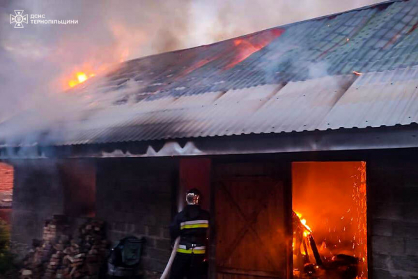 На Тернопільщині масштабна пожежа: горить господарство