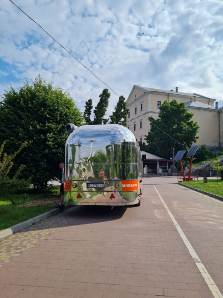 “Ось таке доробло встановлюють”: парк ім. Тараса Шевченка далі “обростає” МАФами з фаст-фудом
