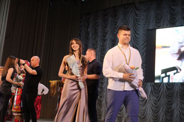 Кращих випускників тернопільських шкіл нагородили золотими та срібними медалями