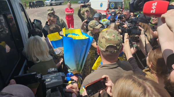 
З російського полону до України повернулися 75 воїнів та цивільних (ФОТО)