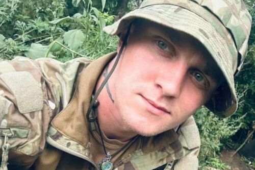 
Чортківщина у жалобі: "на щиті" повертається додому 23-річний військовий Віталій Сидорук
