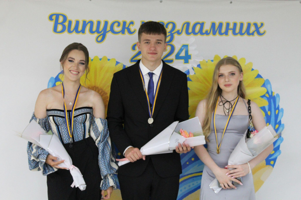 Кращих випускників тернопільських шкіл нагородили золотими та срібними медалями