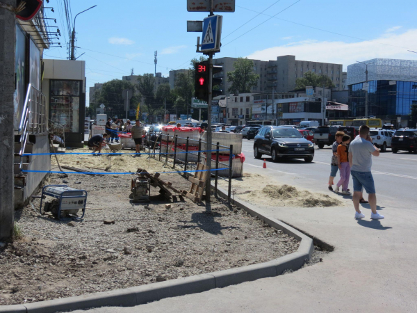 На Торговиці перекрили частину тротуару: кладуть нову бруківку. Скільки грошей витратили?