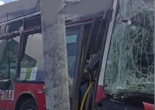 
Водію стало погано: у Тернополі маршрутний автобус збив електроопору (відео)