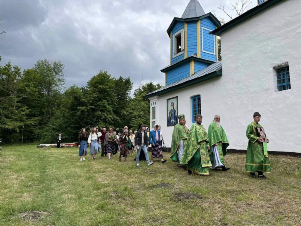 У древньому храмі на горі на Тернопільщині у молитві за Україну об’єдналися віряни