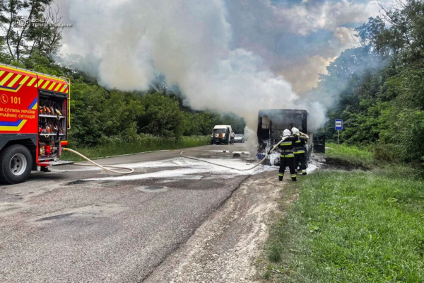 На Тернопільщині вщент згорів пасажирський автобус “Тернопіль-Гусятин” (фото)