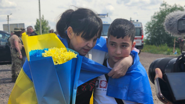 
З російського полону до України повернулися 75 воїнів та цивільних (ФОТО)