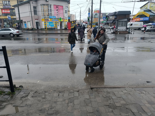 На Торговиці перекрили частину тротуару: кладуть нову бруківку. Скільки грошей витратили?